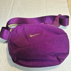 Nike Crossbody Bag in Vibrant Purple